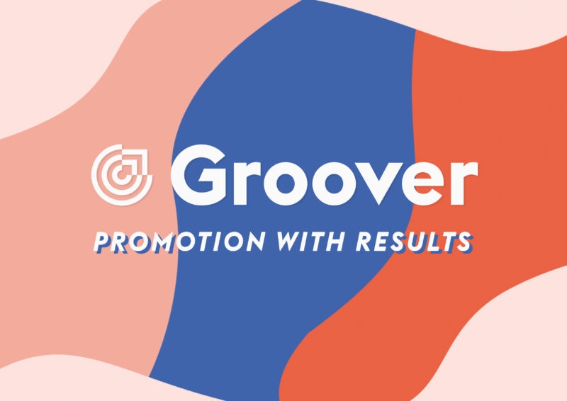 Logo de Groover sur fond coloré, avec un slogan "promouvoir sa musique avec succès"
